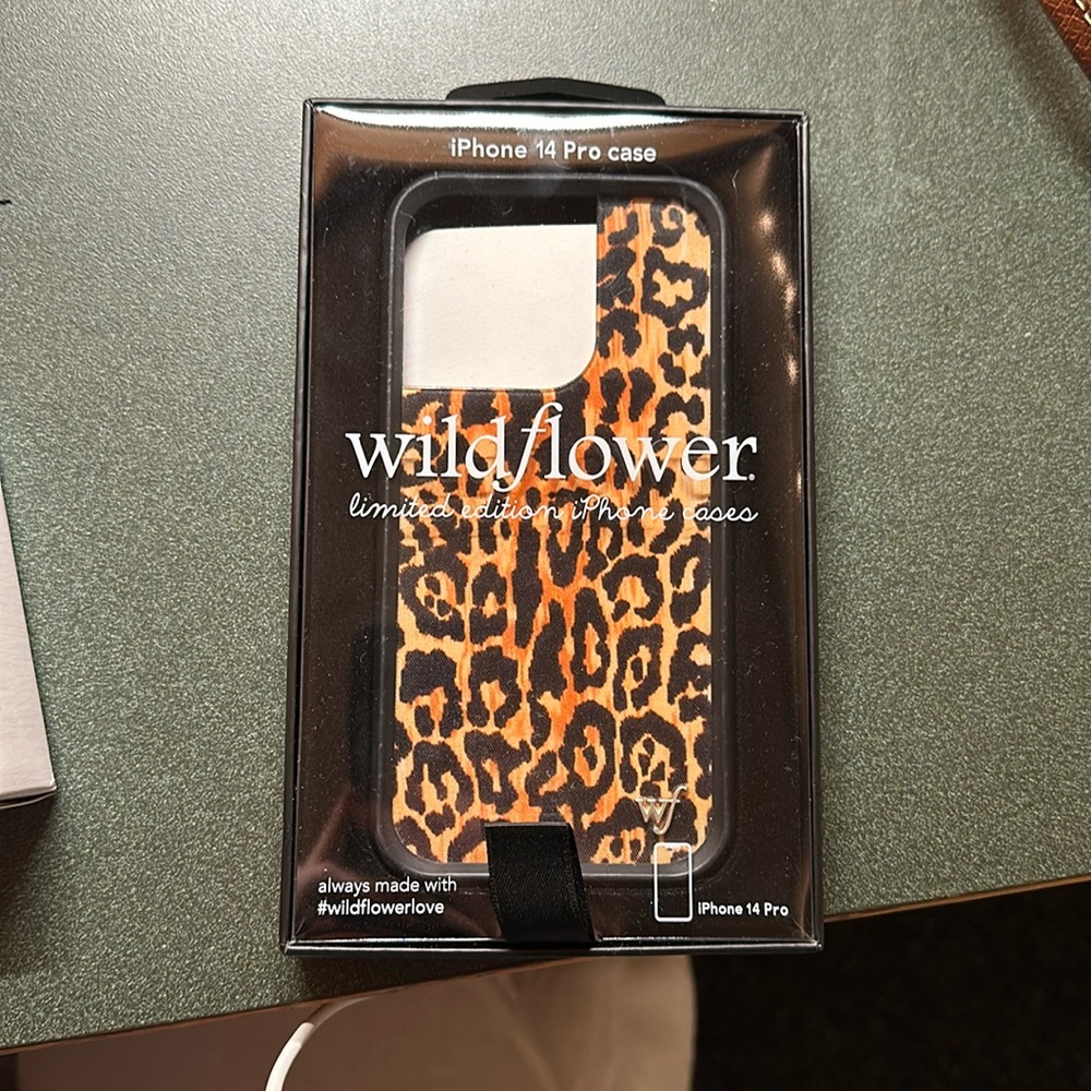 Wildflower Leopard Love iPhone 14 Pro Case